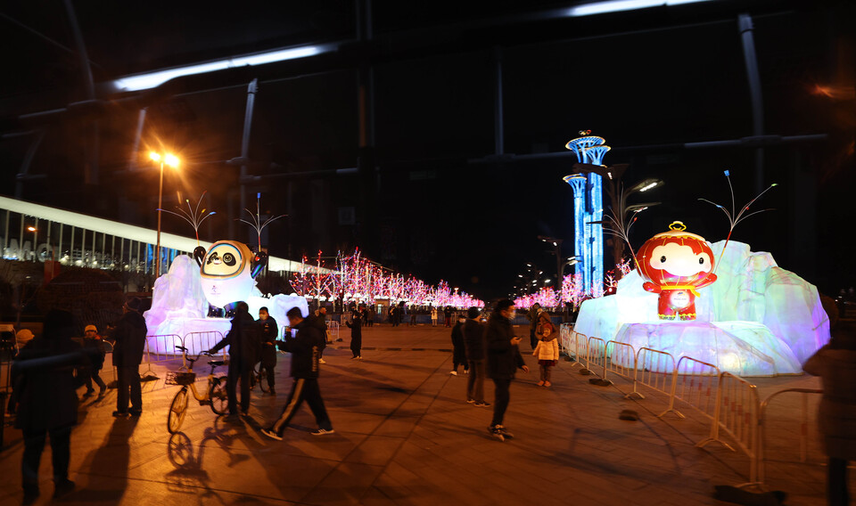 2022 베이징동계올림픽 개막을 이틀 앞둔 2일 밤 베이징국립경기장 인근 도로에 시민들이 걷고 있다. (사진=뉴시스)