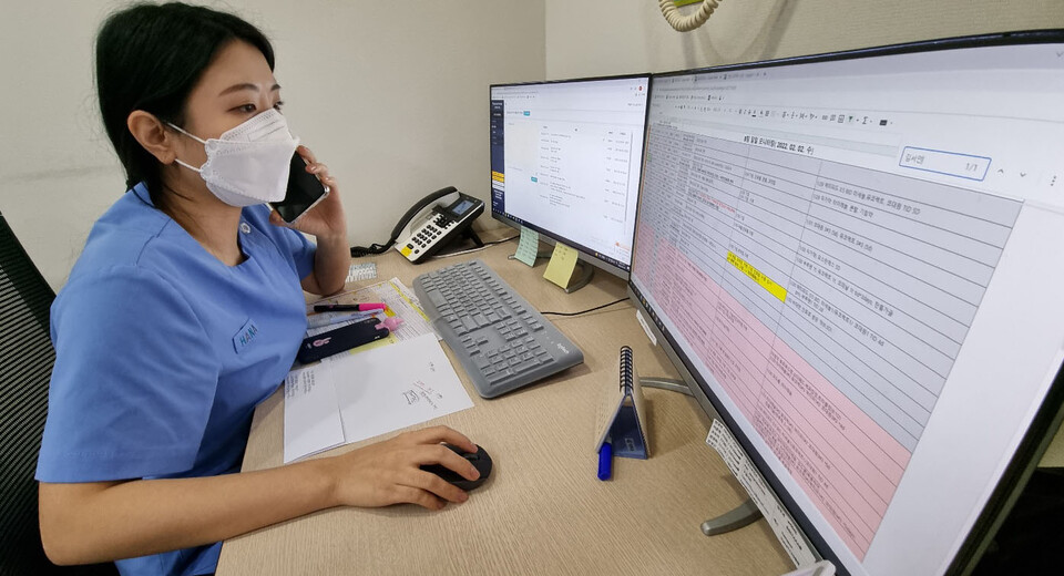 서울 강남구 역삼동의 호흡기전담클리닉 의료진이 3일 재택치료자들을 모니터링 하고 있다. (사진=뉴시스)