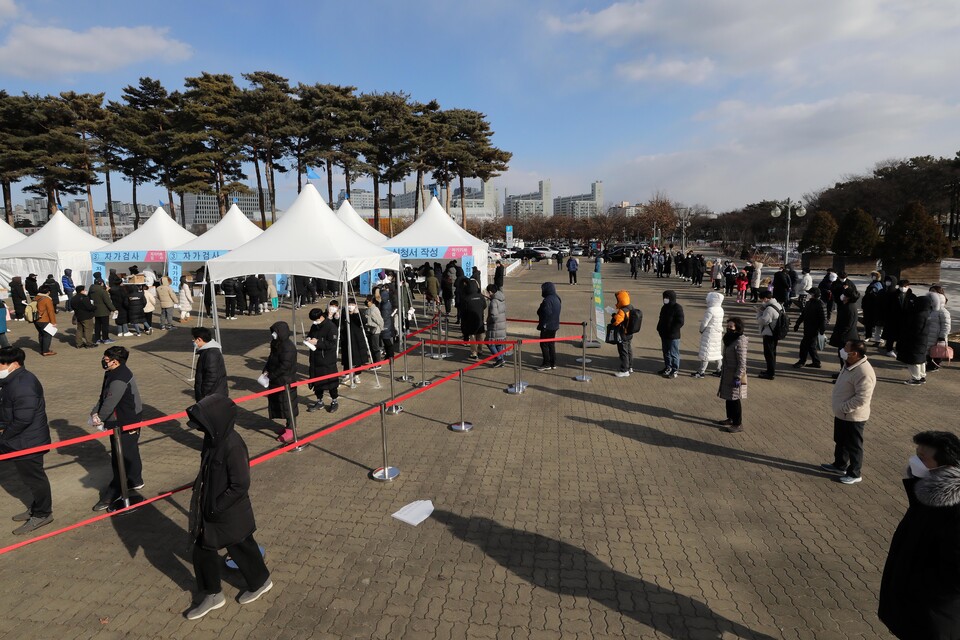 5일 오후 서울 마포구 월드컵공원 평화광장 임시선별검사소에서 시민들이 검사를 받기 위해 대기하고 있다.(사진=뉴시스)