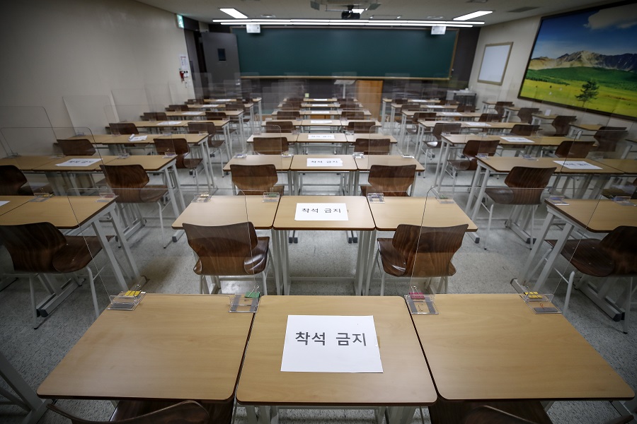 서울시내 학원 강의실에 투명 칸막이가 한 칸씩 띄워서 설치돼있다. (사진=뉴시스)