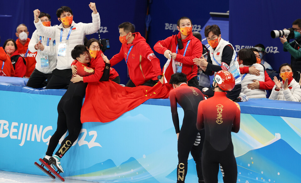 7일 중국 베이징 캐피털 실내경기장에서 열린 베이징동계올림픽 쇼트트랙 남자 1000m 결승 경기에서   리우 샤오린 산도르의 실격 판정으로 금메달을 차지한 중국 런쯔웨이와 코치진이 기뻐하고 있다.(사진=뉴시스)