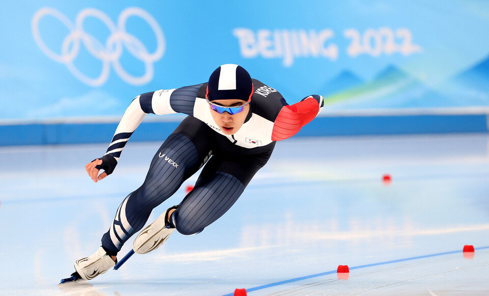 김민석이 8일 중국 베이징 국립 스피드 스케이팅 오벌 경기장에서 열린 2022 베이징 동계올림픽 스피드 스케이팅 남자 1500m에서 역주하고 있다. (사진=뉴시스)