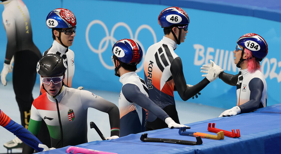 11일 오후 중국 베이징 캐피털 실내경기장에서 열린 2022 베이징동계올림픽 쇼트트랙 남자 5000m 계주 준결승, 1위로 피니쉬라인을 통과한 한국 대표팀 선수들이 기뻐하고 있다. (사진=뉴시스)