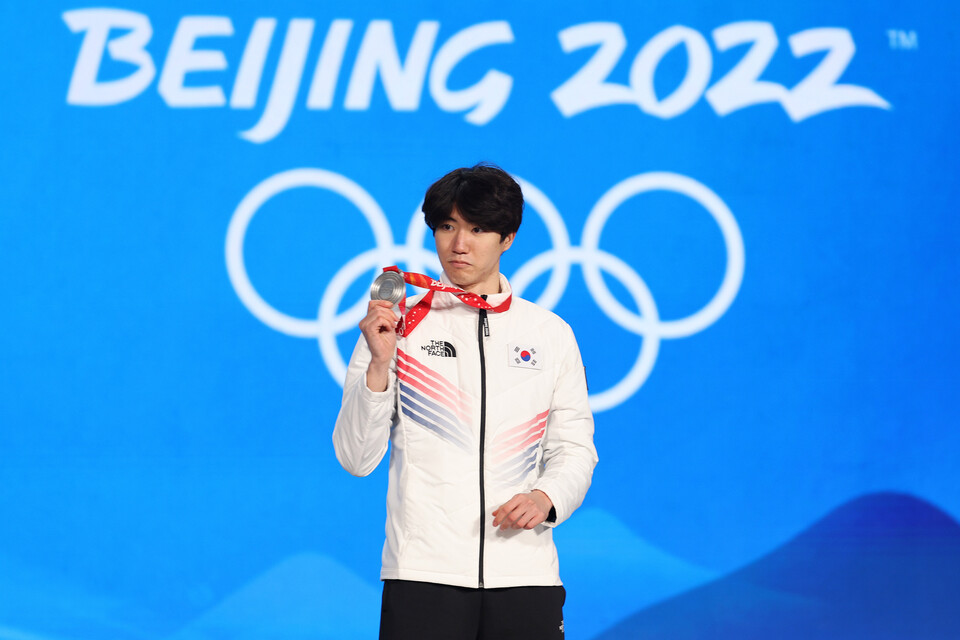 스피드 스케이팅 차민규가 12일 오후 중국 베이징 메달 플라자에서 열린 스피드 스케이팅 남자 500m 메달 세리머니에서 은메달을 목에 걸고 있다. (사진=뉴시스)
