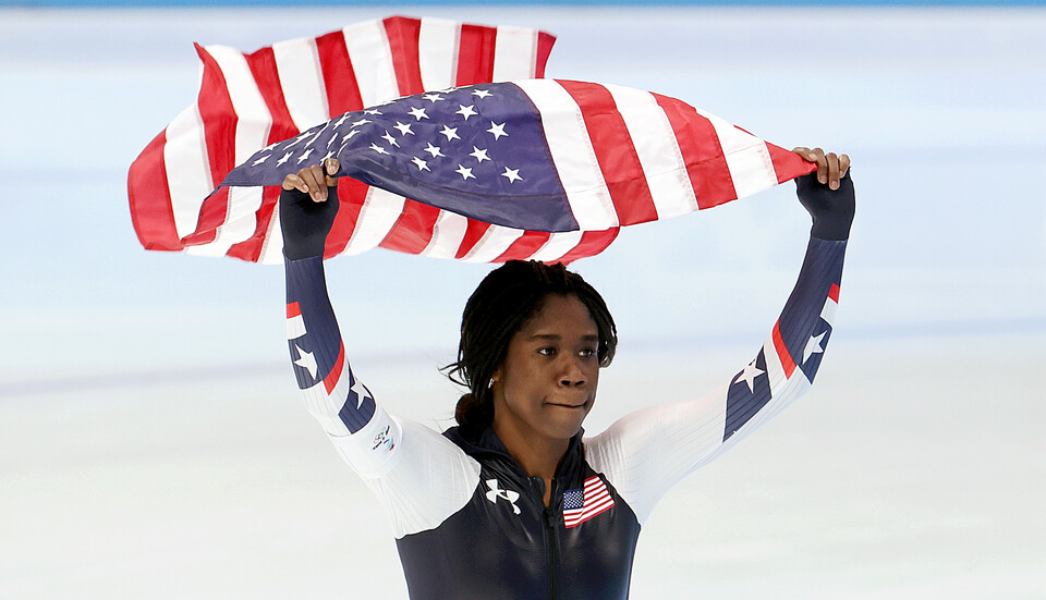 13일 오후 중국 베이징 국립 스피드 스케이팅 오벌 경기장에서 열린 2022 베이징 동계올림픽 스피드 스케이팅 여자 500m 경기, 미국 에린 잭슨이 금메달 확정 뒤 미국 국기를 들고 트랙을 돌고 있다. (사진=뉴시스)