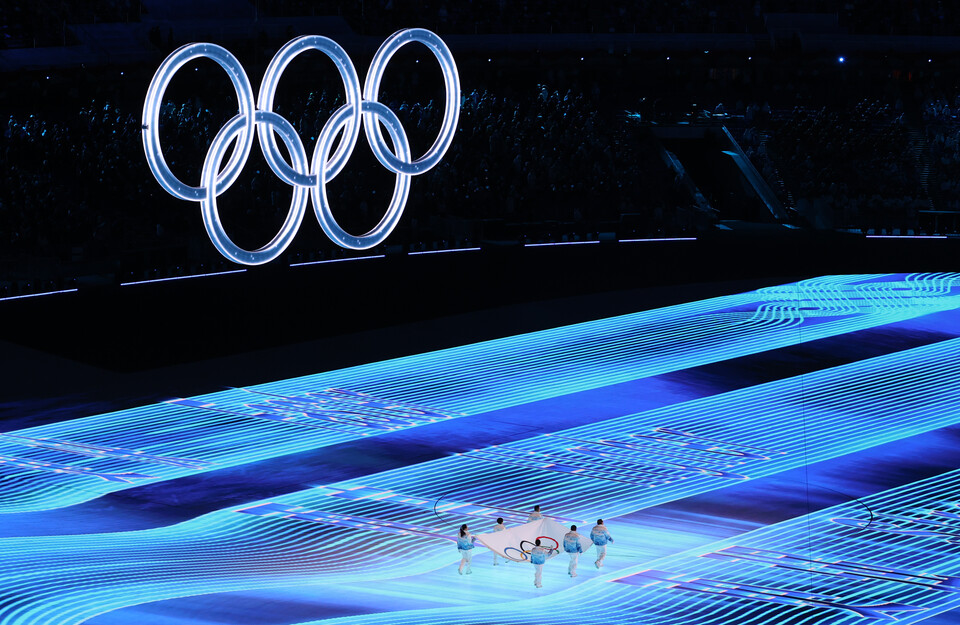 4일 오후 중국 베이징 국립 경기장에서 열린 2022 베이징 동계올림픽 개막식에서 오륜기가 입장하고 있다. (사진=뉴시스)