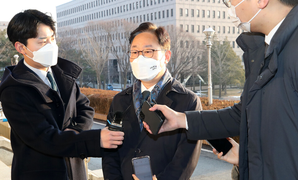 ​박범계 법무부 장관이 자닌해 12월 20일 출근길에서 사면심사와 관련한 기자들의 질문에 답변하고 있다.(사진=뉴시스)​