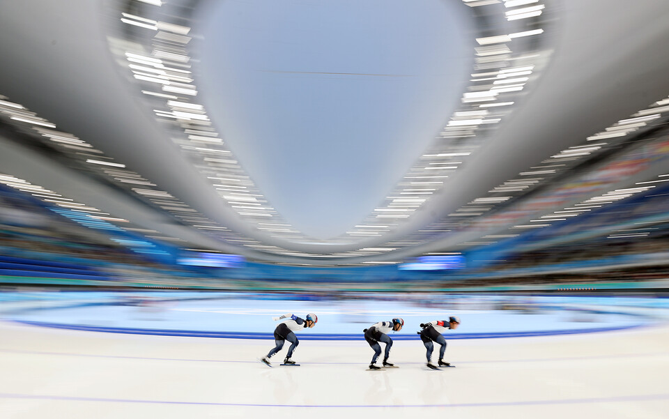 정재원, 박성현, 김민석이 15일 오후 중국 베이징 국립 스피드 스케이팅 오벌 경기장에서 열린 2022 베이징 동계올림픽 스피드스케이팅 남자 팀추월 5·6위 결정전에서 역주하고 있다. (사진=뉴시스)