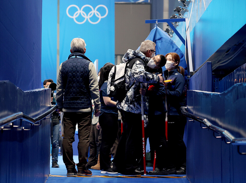 17일 중국 베이징 내셔널 아쿠아틱 센터에서 열린 2022 베이징 동계올림픽 컬링 여자 한국과 스웨덴의 경기, 대한민국 팀킴 피터 갤런트 감독과 김은정이 4대8로 패한 뒤 경기장을 나서며 포옹하고 있다. (사진=뉴시스)