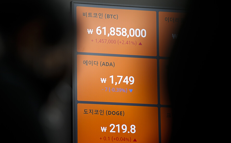 지난해 12월 서울 강남구 빗썸 고객지원센터 전광판에 암호화폐 가격이 표시되어 있는 모습.(사진=뉴시스)