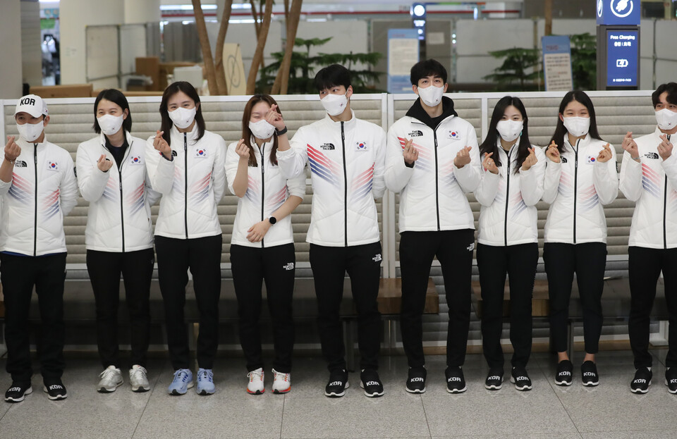 2022 베이징 동계올림픽에서 활약한 대한민국 쇼트트랙 대표팀이 18일 인천국제공항 제2터미널을 통해 귀국, 손으로 하트를 그리며 인사하고 있다. (사진=뉴시스)