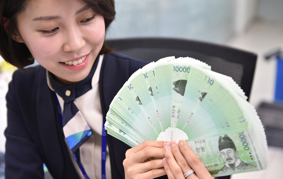 22일 한국은행이 발표한 화폐교환 기준에 따르면 오는 3월2일(수)부터는 화폐교환시 원칙적으로 사용화폐를 지급하되 예외적인 경우에 한해 제조화폐를 지급한다. DGB대구은행 본점에서 직원이 신권을 들어 보이고 있다. (사진 제공=뉴시스)