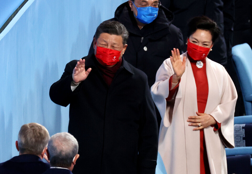 20일 오후 중국 베이징 국립 경기장에서 열린 2022 베이징 동계올림픽 폐막식에서 시진핑 중국 국가주석이 입장하며 손을 흔들고 있다. 오른쪽은 부인 펑리위안. (사진=뉴시스)