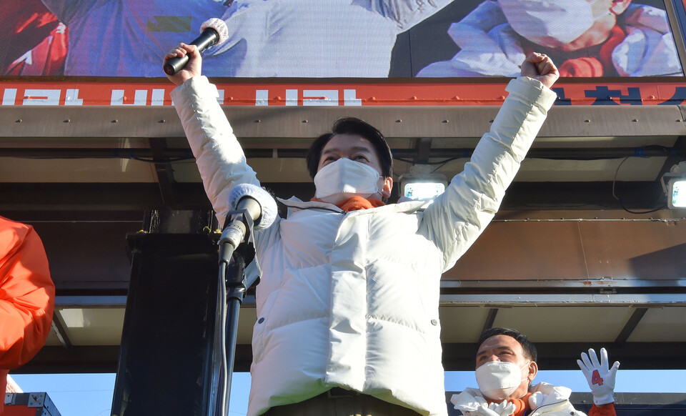 안철수 국민의당 대선 후보가 23일 오후 경북 포항시 남구 구룡포시장에서 열린 유세에서 지지를 호소하고 있다.(사진=뉴시스)