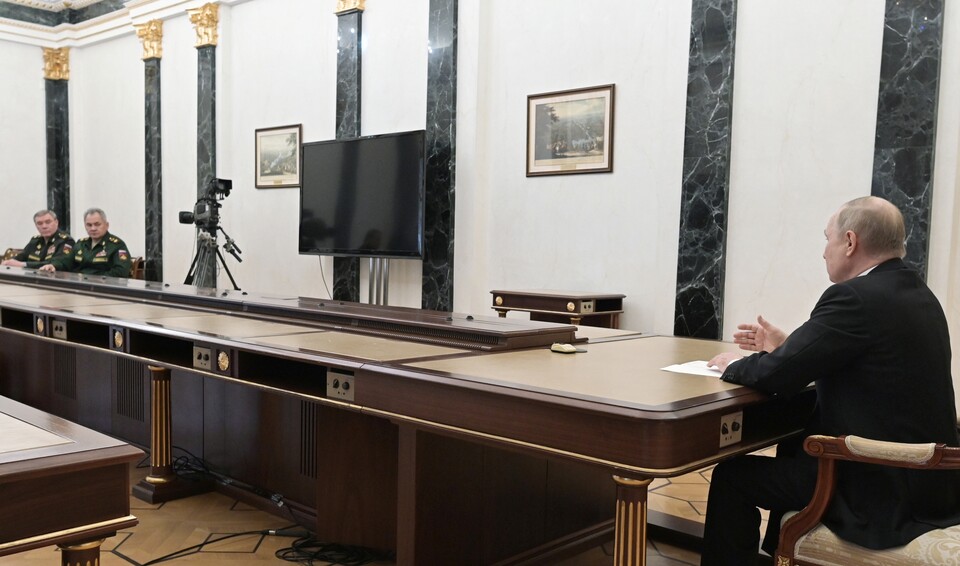 블라디미르 푸틴(오른쪽) 러시아 대통령이 27일(현지시간) 모스크바에서 세르게이 쇼이구 러시아 국방장관(가운데)과 발레리 게라시모프 러시아군 총참모장을 만나핵무기 운용부대에 경계 태세 강화를 지시했다.[사진=AP/뉴시스]