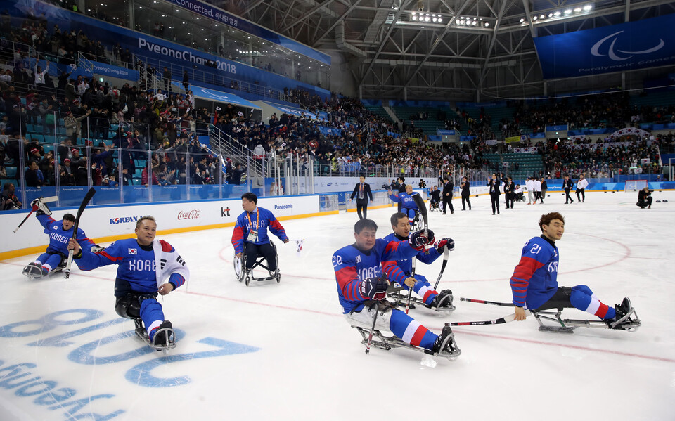 2018평창동계패럴림픽 아이스하키 한국대표팀이 이탈리아를 꺾고 동메달을 획득한뒤 기뻐하고 있다. (사진=뉴시스)