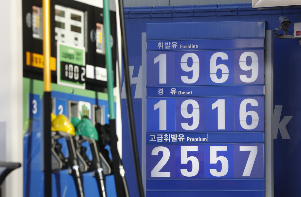 국제유가의 상승으로 전국 주유소의 휘발유 판매 가격이 지속적으로 상승하고 있다.사진은 서울의 한 주유소에 표시돼 있는 가격표 (사진=뉴시스)