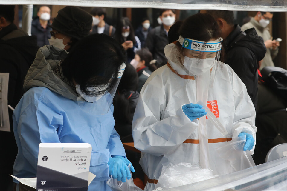 서울 송파구 선별진료소에서 의료진들이 자가검사키트를 개별포장하고 있다. (사진=뉴시스)