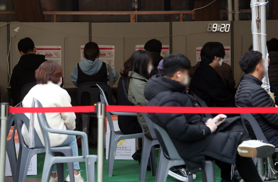 서울 송파구보건소 선별진료소에서 시민들이 자가진단 키트로 신속항원검사를 하고 있다. (사진=뉴시스)