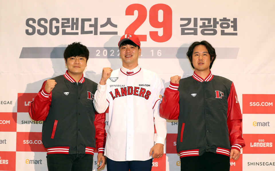 Kim Gwang-Hyeon (centro), que retornou à liga KBO após 3 anos, posa para uma foto de lembrança com Choo Shin-soo (esquerda) e Choi Jeong (direita) na cerimônia de ingresso no SSG Landers realizada no Songdo Park Hotel em Orakai , Yunsoo-gu, Incheon na tarde do dia 16. (Foto = Newsis)