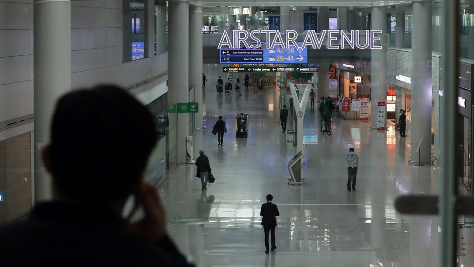 국내에서 코로나19 첫 확진자가 발생한지 2년을 맞은 지난 1월 20일 여행객들이 인천국제공항 제1여객터미널 면세점 곁을 지나고 있다. (사진=뉴시스)