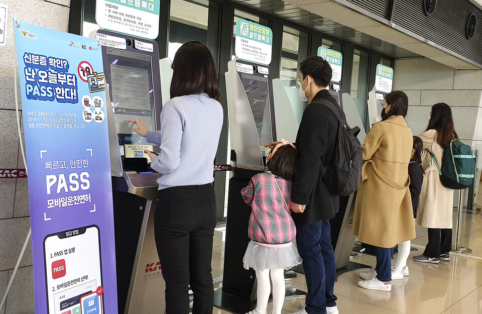 통신3사는 김포공항 바이오정보 셀프 등록대를 통해 국내선을 이용하는 사람들에게 신분증을 대신하여 PASS 모바일 운전면허 확인서비스를 제공한다. (사진=KT)