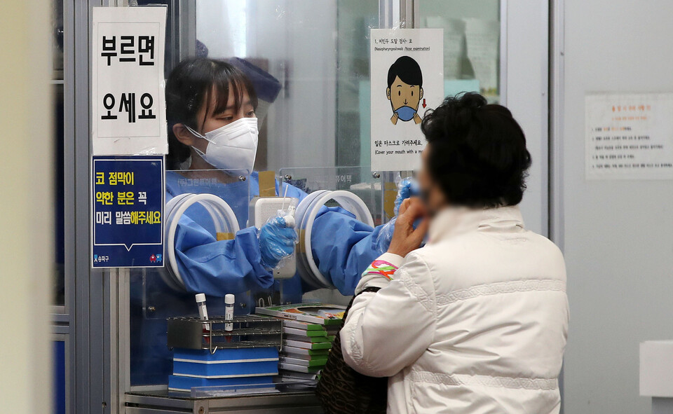 서울 송파구보건소 선별진료소에서 24일 한 의료진이 시민들의 검체를 채취하고 있다. (사진=뉴시스)