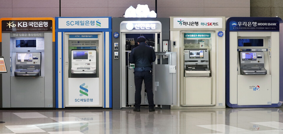 서울 시내 시중은행 현금자동입출금기(ATM)에서 고객이 금융업무를 보고있다 (사진=뉴시스)