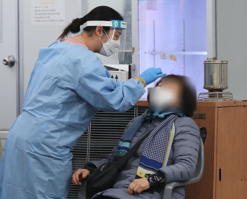 서울 송파구 보건소 선별진료소에서 한 시민이 PCR 검사를 받고 있다. (사진=뉴시스)