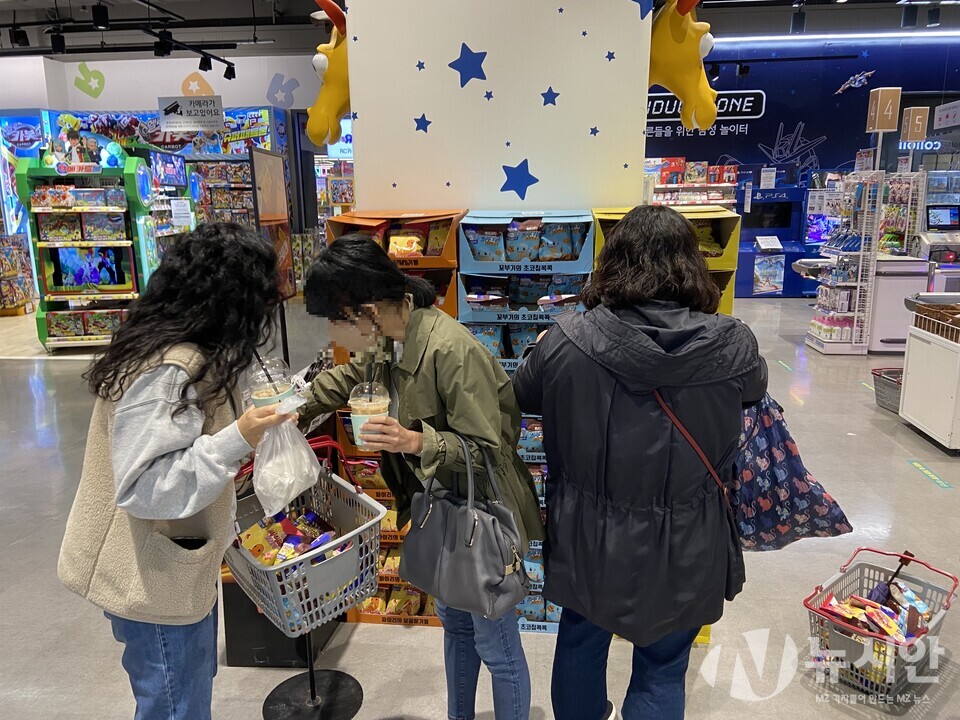 14일 롯데마트 토이저러스 은평점에서 포켓몬스터 스낵을 구매하는 소비자들의 모습. (사진=박은정 기자)