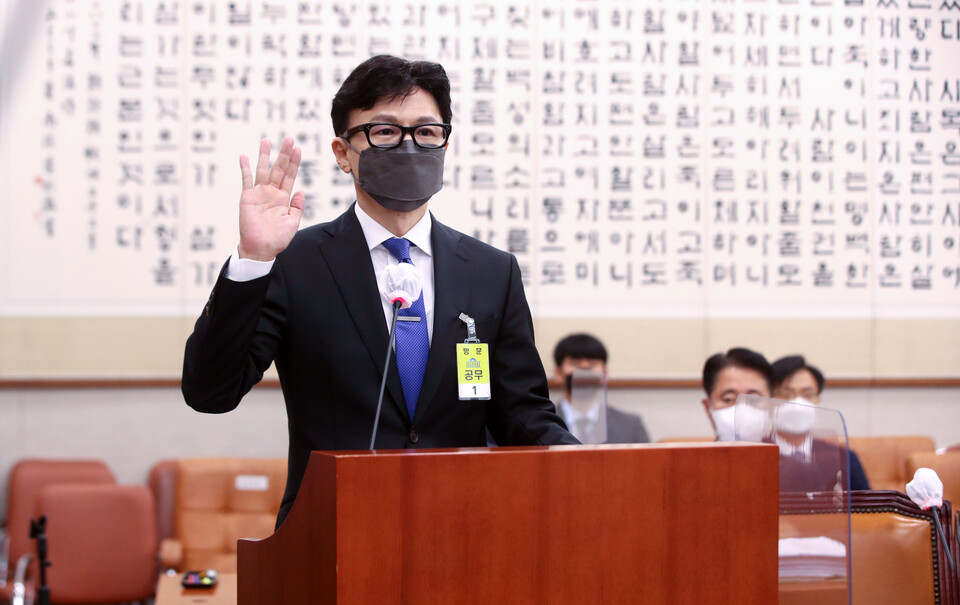 한동훈 법무부장관 후보자가 9일 서울 여의도 국회에서 열린 인사청문회에 출석해 선서를 하고 있다. (사진=뉴시스)