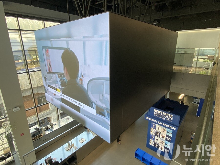 무신사 패션 특화 공유 오피스 '무신사 스튜디오 성수점' 내부 모습. 건물 내에 LED화면을 통해 입주 기업들에 대한 홍보 영상이 소개되고 있다. (사진=박은정 기자)