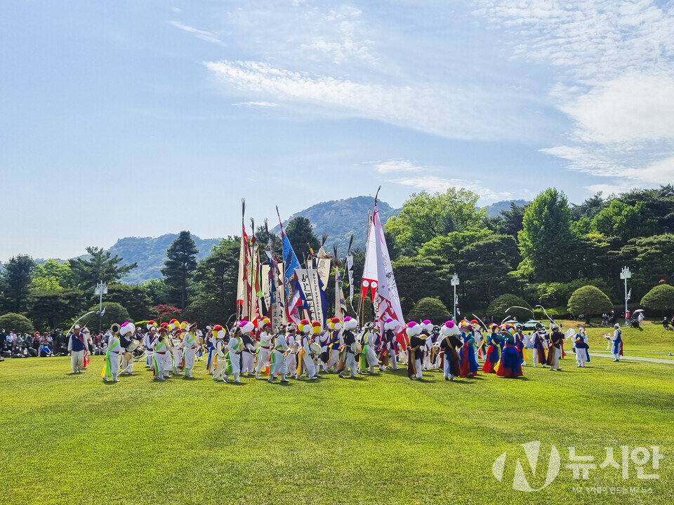  서울 종로구 청와대 대정원에서 10일 농악 공연이 열리고 있다. (사진=김나해 기자)