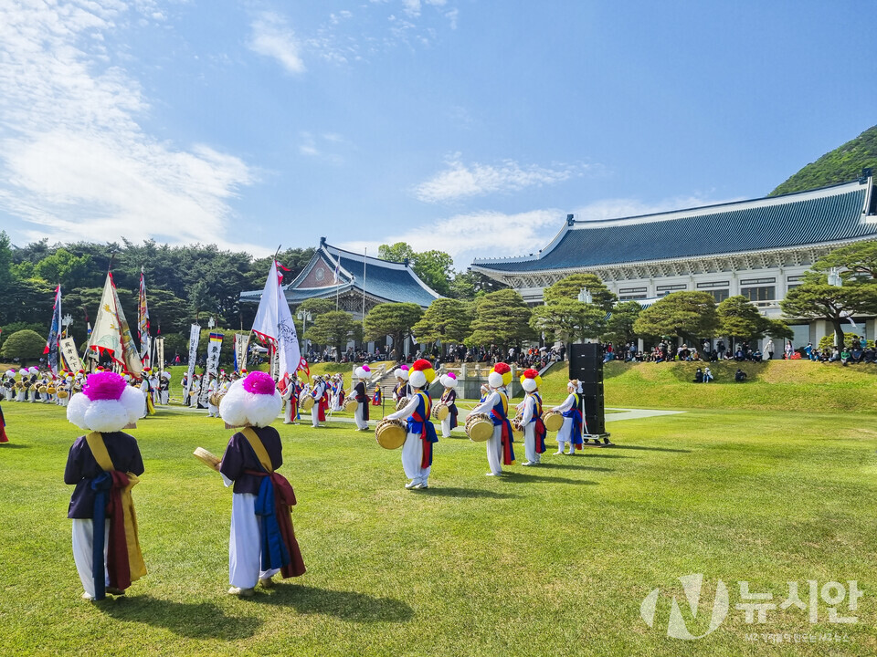 청와대 개방 첫날인 10일 경내에서 농악공연이 열리고 있다. (사진=김나해 기자)
