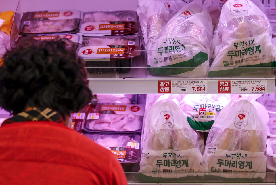 지난 3일 서울시내 한 대형마트를 찾은 시민이 닭고기를 구매하고자 정육 코너를 살펴보고 있는 모습. (사진=뉴시스)