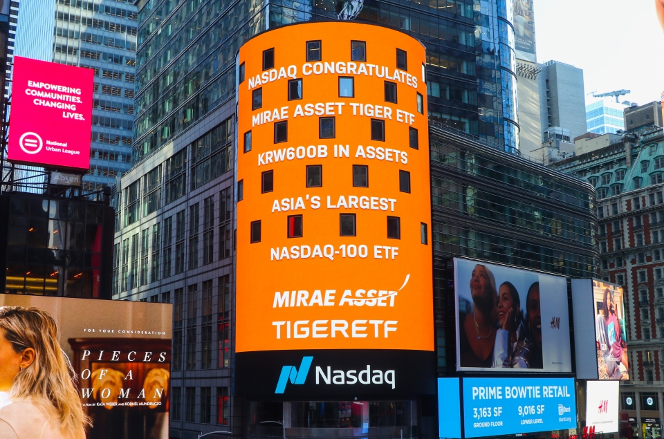 미국 뉴욕 타임스퀘어에 위치한 '나스닥 마켓사이트'에 표시된 TIGER나스닥100 ETF 순자산 6000억원 돌파 축하 메시지. (사진=미래에셋자산운용)