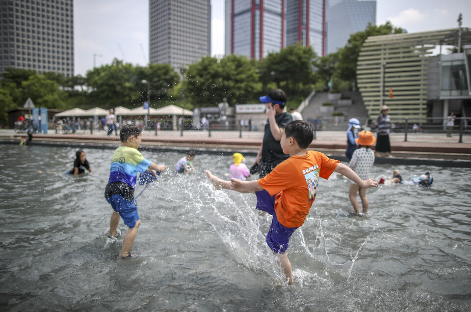 더운 날씨가 이어지고 있는 29일 오후 서울 영등포구 여의도한강공원 내 물빛광장을 찾은 어린이들이 물놀이를 하며 즐거운 시간을 보내고 있다. (사진=뉴시스)