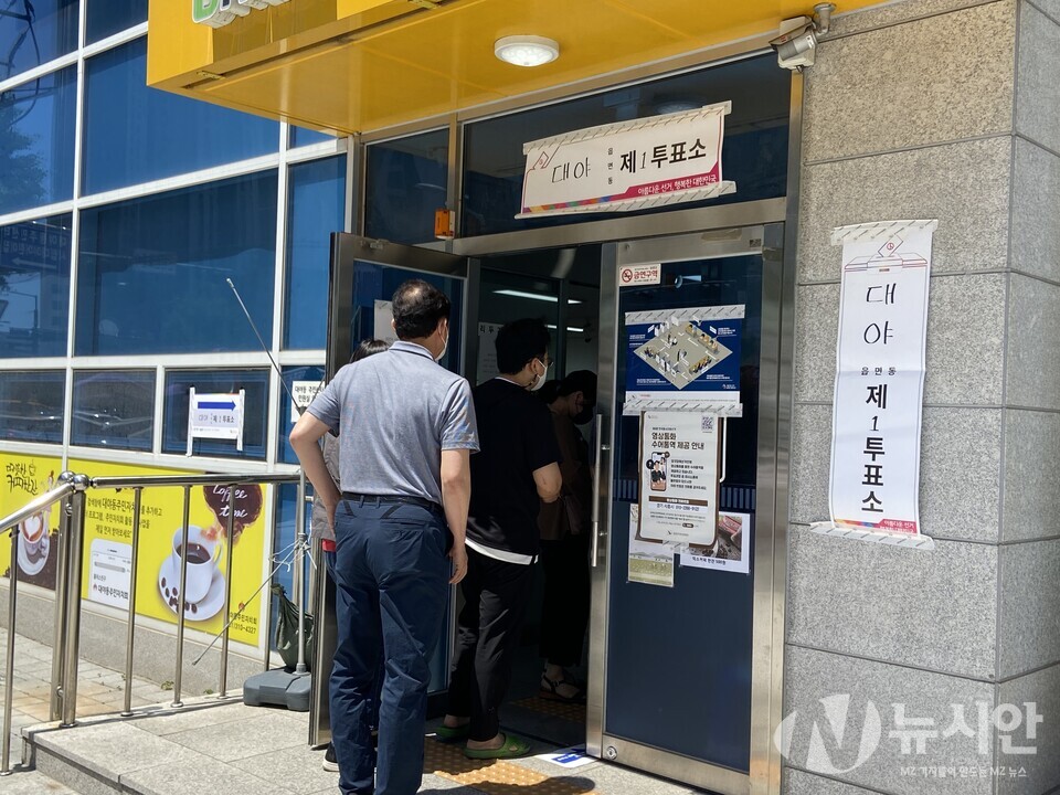 1일 경기도 시흥시에 위치한 투표소 앞에 유권자들이 줄을 서서 순서를 기다리는 모습. (사진=박은정 기자)