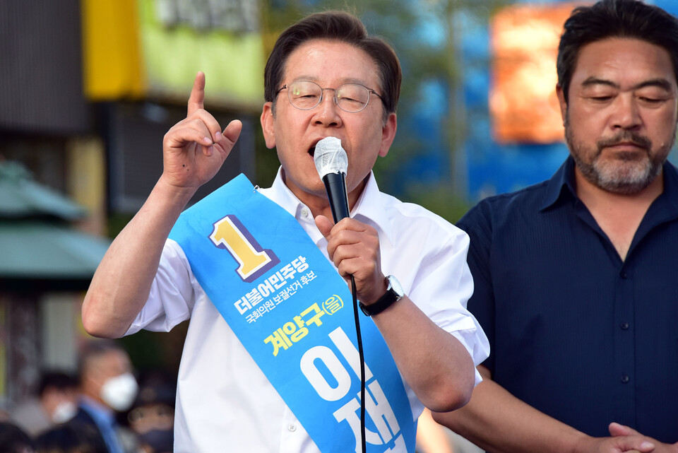 이재명 더불어민주당 인천 계양을 국회의원 보궐선거 후보가 31일 인천 계양구 계산역에서 집중유세를 하며 지지를 호소하고 있다. (사진=뉴시스/국회사진기자단)