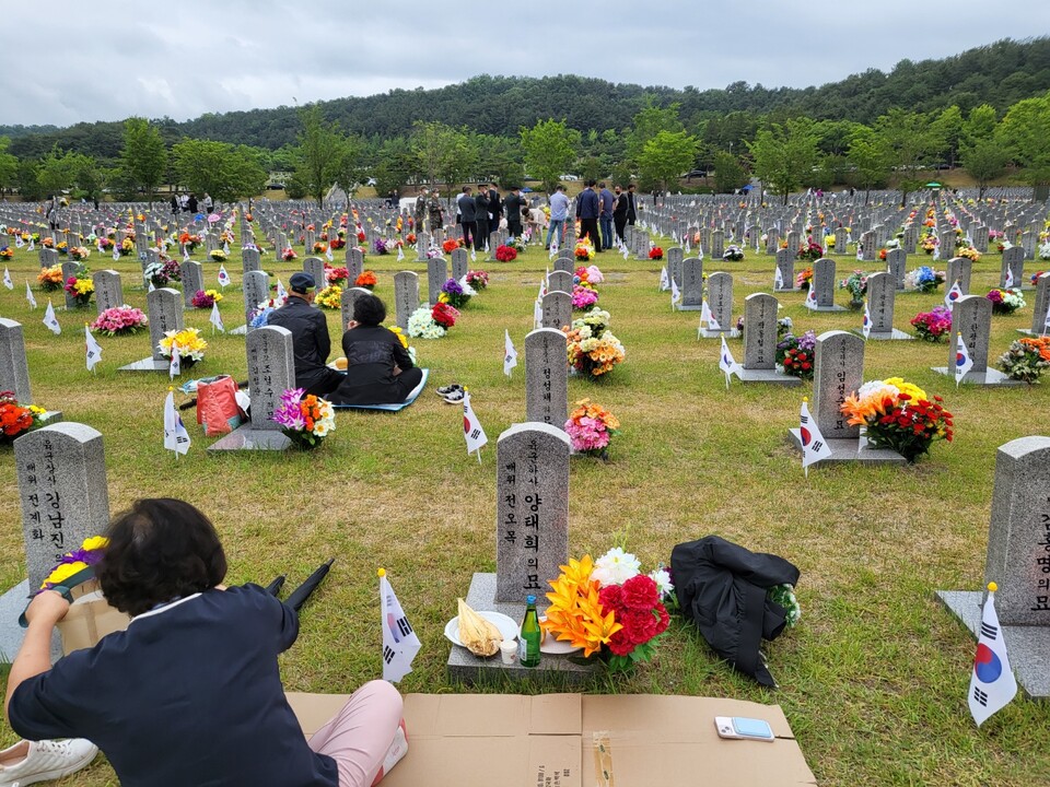 ​6일 오전 대전 국립현충원을 찾은 유가족들이 국가를 위해 헌신한 유공자들의 묘역을 찾아 헌화하고 있다. [사진=조현선기자]