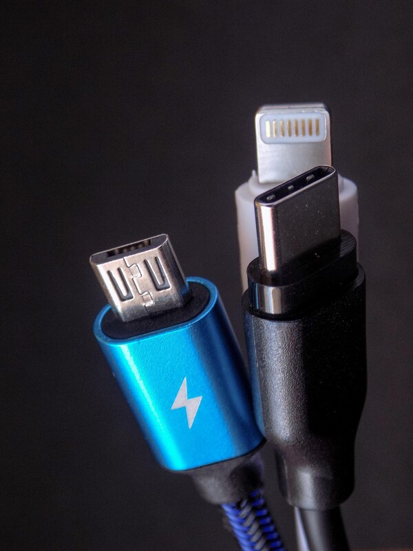 USB-C타입 포트와 애플의 라이트닝 단자. (사진=픽사베이)