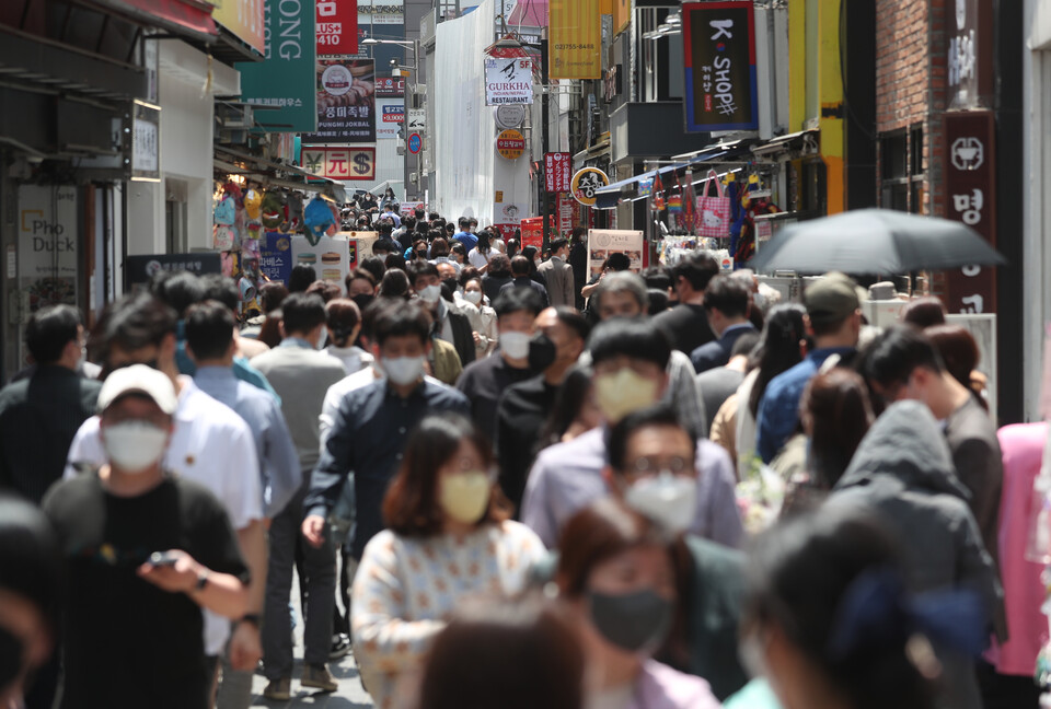 서울 명동에서 시민들이 점심식사를 하기 위해 이동하고 있다. (사진=뉴시스)
