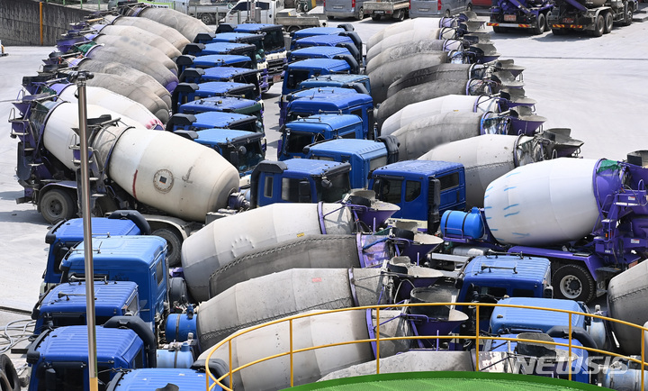 경기도 화성시 한 레미콘 공장에 지난 13일 레미콘 차량들이 세워져 있다. [사진=뉴시스]