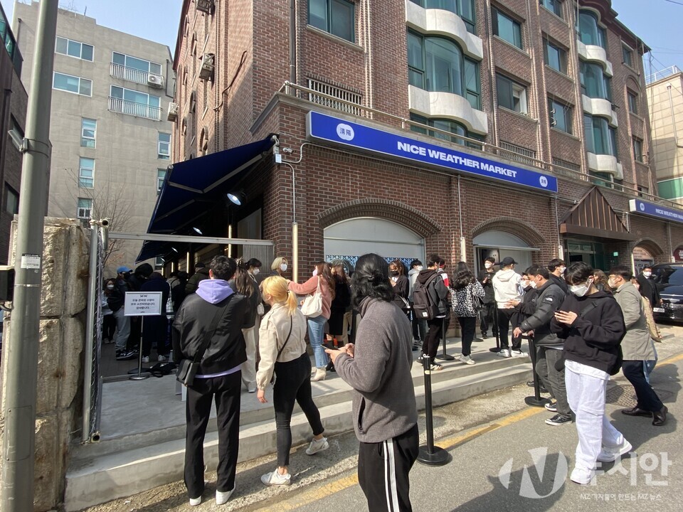 서울 신사동 가로수길에 있는 '원소주 원모어 팝업 스토어'에 새벽부터 고객들이 줄서서 기다리고 있다. (사진=박은정 기자)