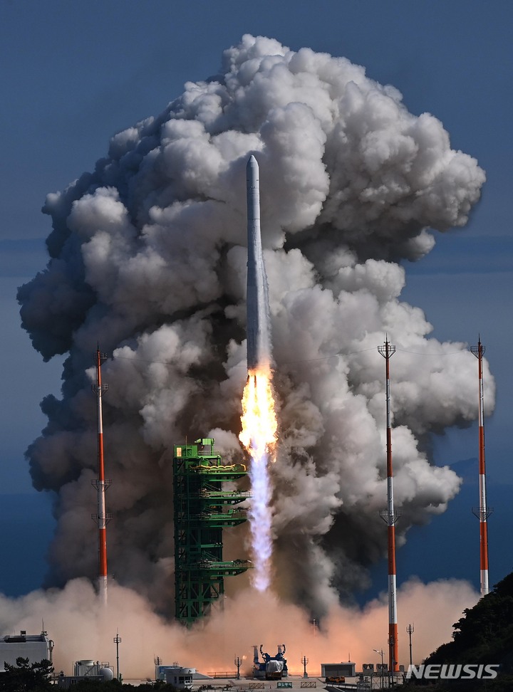 순수 국내 기술로 설계 및 제작된 한국형 발사체 누리호가 21일 전남 고흥군 나로우주센터 발사대에서 화염을 내뿜으며 우주로 날아오르고 있다. [사진=뉴시스/공동취재단]