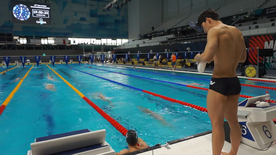 한국 수영 황선우가 지난 15일(현지시간) 2022 국제수영연맹(FINA) 세계선수권대회가 열리는 헝가리 부다페스트 두나 아레나에서 현지 적응 훈련을 하고 있다. [사진=올댓스포츠 제공 영상 캡처]