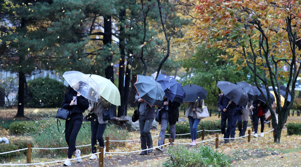 서울 영등포구 국회의사당에서 우산을 쓴 시민들이 발걸음을 옮기고 있다. (사진=뉴시스)