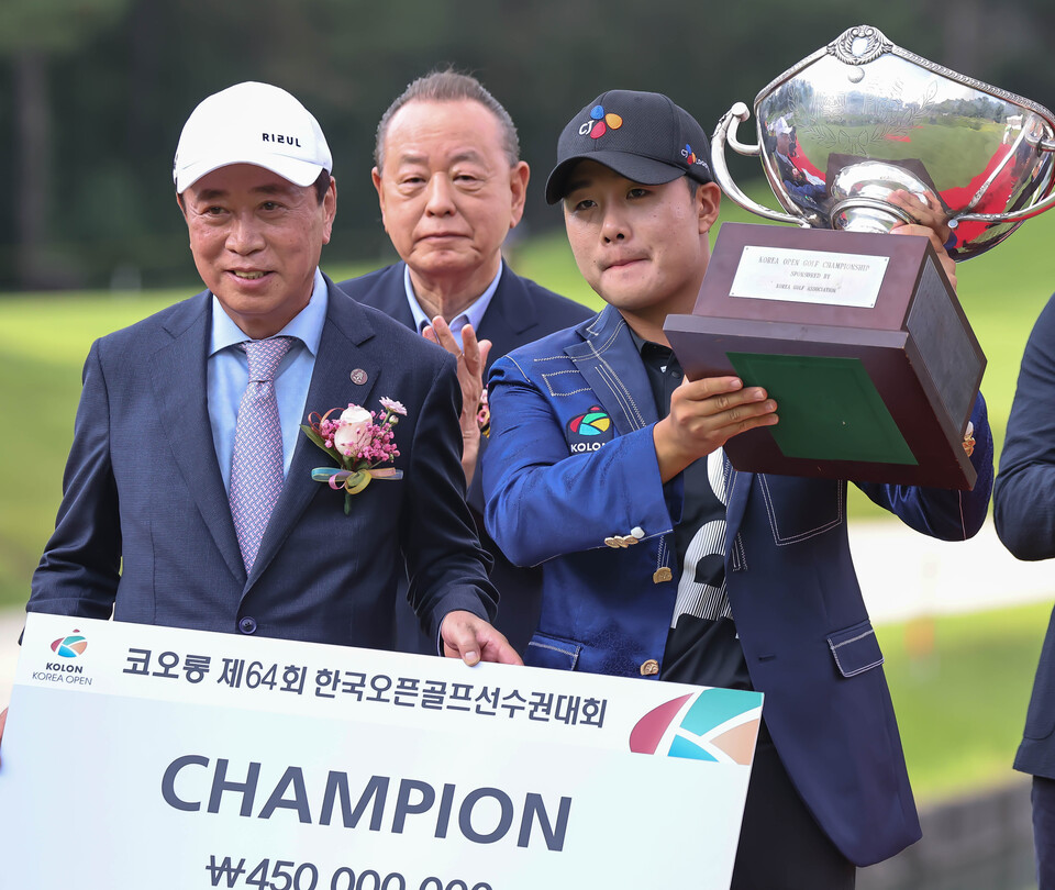 김민규선수가 코오롱한국오픈 대회 우승 트로피를 들고있다.[사진=뉴시안]