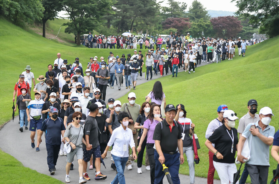 26일 천안 우정힐스CC에서 열린 코오롱한국 오픈에서 갤러리들이 선수들을 따라 이동하고 있다.[사진=뉴시안]