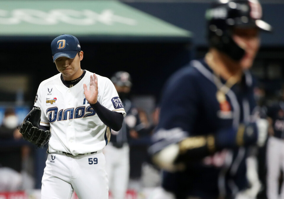 18일 오후 서울 구로구 고척스카이돔에서 열린 2020 KBO 한국시리즈 2차전 NC 다이노스와 두산 베어스의 경기, 1회초 투아웃 주자 1, 2루 위기를 막은 NC 선발 구창모가 박수를 치고 있다. (사진=뉴시스)